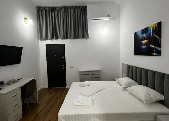 Avi كونستانتا