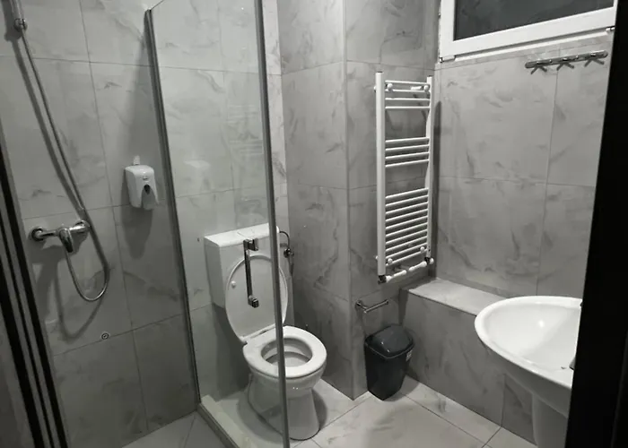 Avi كونستانتا